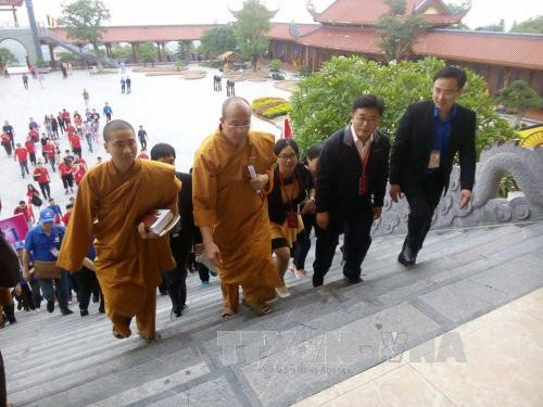 中国青年参观广宁省三金寺（图片来源：越通社）