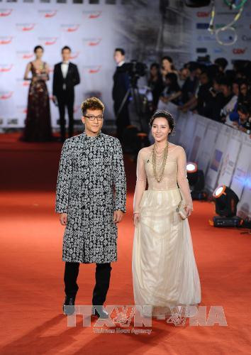 外国演员和导演参加第四届河内国际电影节开幕式（图片来源：越通社）