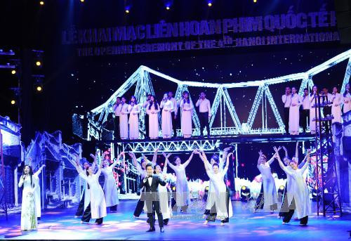 第四届河内国际电影节开幕式的文艺节目（图片来源：越通社）