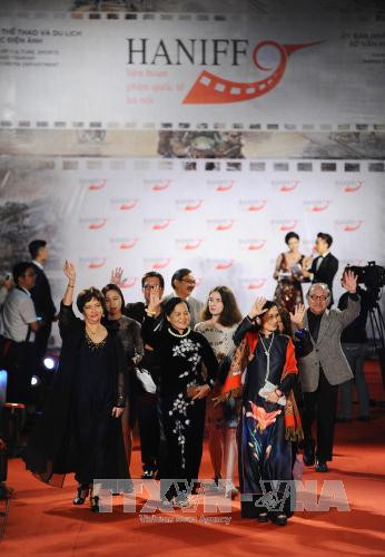 越南演员和导演参加第四届河内国际电影节开幕式（图片来源：越通社）