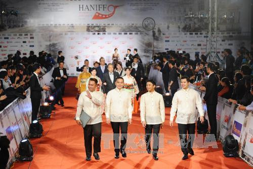 外国演员和导演参加第四届河内国际电影节开幕式（图片来源：越通社）