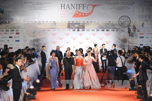 外国演员和导演参加第四届河内国际电影节开幕式（图片来源：越通社）