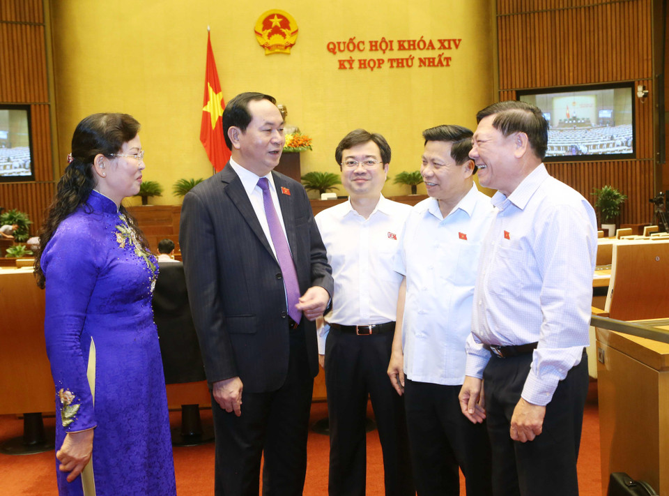 越南国家主席陈大光和国会代表。（图片来源：越通社）