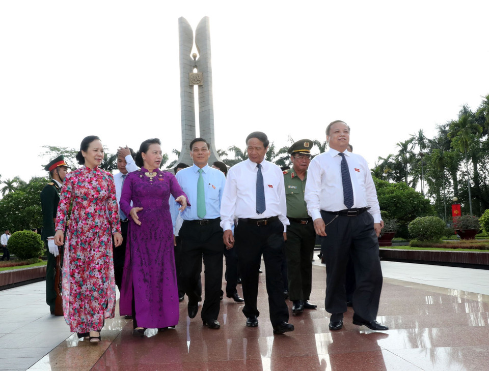 国会主席阮氏金银与海防市各厅局、行业代表。越通社记者 仲德 摄