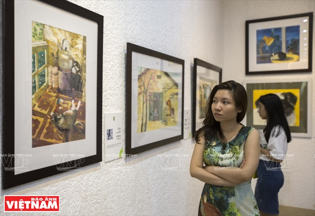 观众对简单质朴的表现手法颇感兴趣。（图片来源：越通社画报）