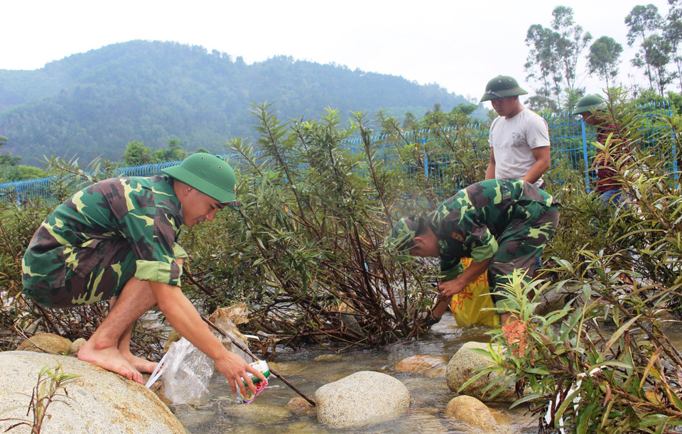 横模口岸边防哨所边防部队、横模与同文两乡政府和人民同中国防城港市防城区峒中镇联合开展同模河道环境卫生整治活动 。越通社记者 文德 摄