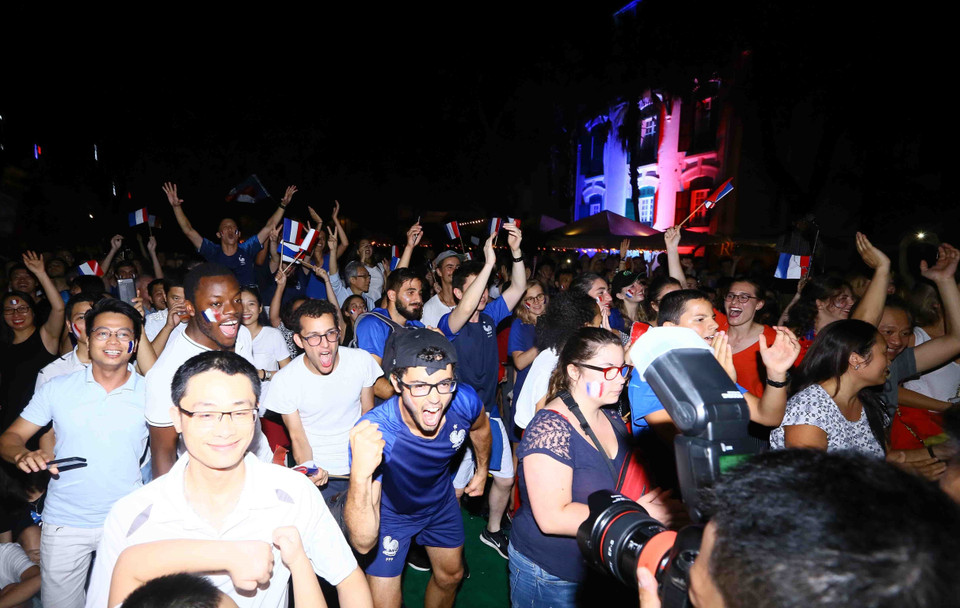 法国驻越南大使馆工作人员和在越法侨在法国驻越南大使馆总部观看法国和克罗地亚的决赛。（图片来源：越通社）