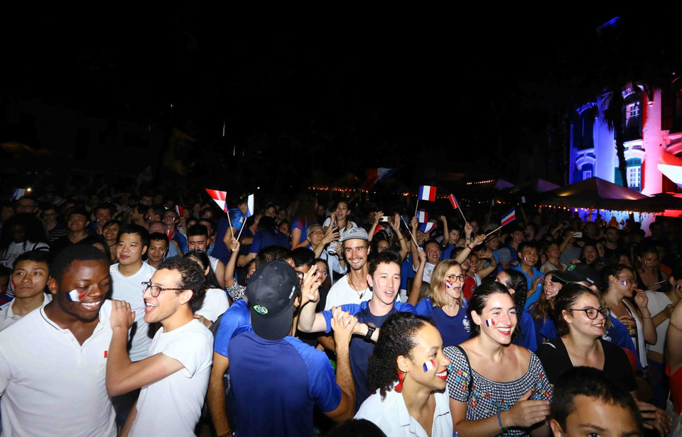 法国驻越南大使馆工作人员和在越法侨在法国驻越南大使馆总部观看法国和克罗地亚的决赛。（图片来源：越通社）