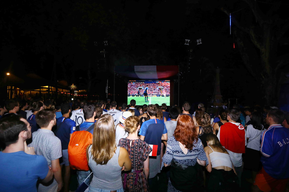 法国驻越南大使馆工作人员和在越法侨在法国驻越南大使馆总部观看法国和克罗地亚的决赛。（图片来源：越通社）