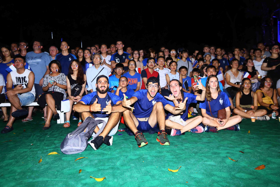 法国驻越南大使馆工作人员和在越法侨在法国驻越南大使馆总部观看法国和克罗地亚的决赛。（图片来源：越通社）