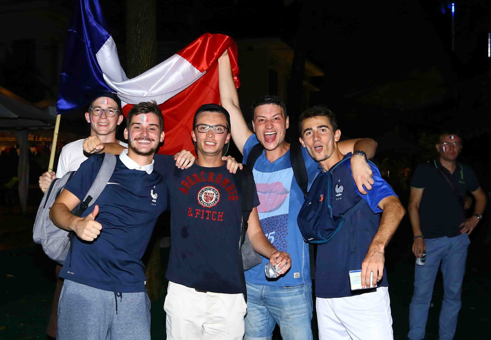 法国驻越南大使馆工作人员和在越法侨在法国驻越南大使馆总部观看法国和克罗地亚的决赛。（图片来源：越通社）