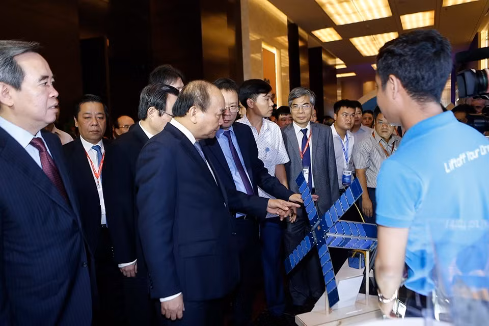 越南政府总理阮春福出席2018年智能工业国际展会。越通社记者 杨江 摄
