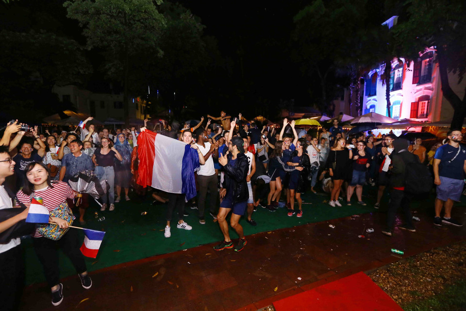 法国驻越南大使馆工作人员和在越法侨在法国驻越南大使馆总部观看法国和克罗地亚的决赛。（图片来源：越通社）