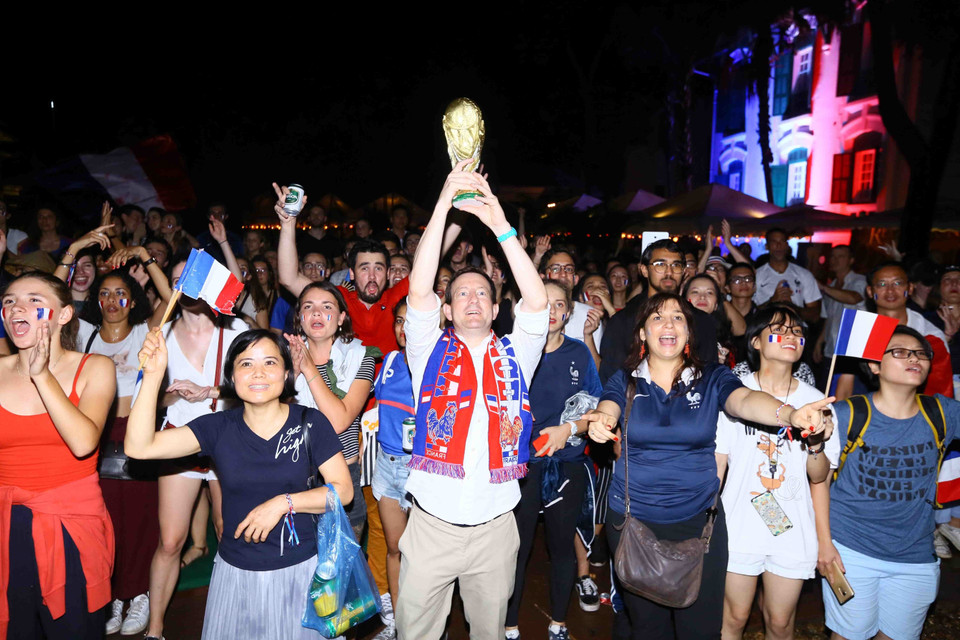 法国驻越南大使馆工作人员和在越法侨在法国驻越南大使馆总部观看法国和克罗地亚的决赛。（图片来源：越通社）