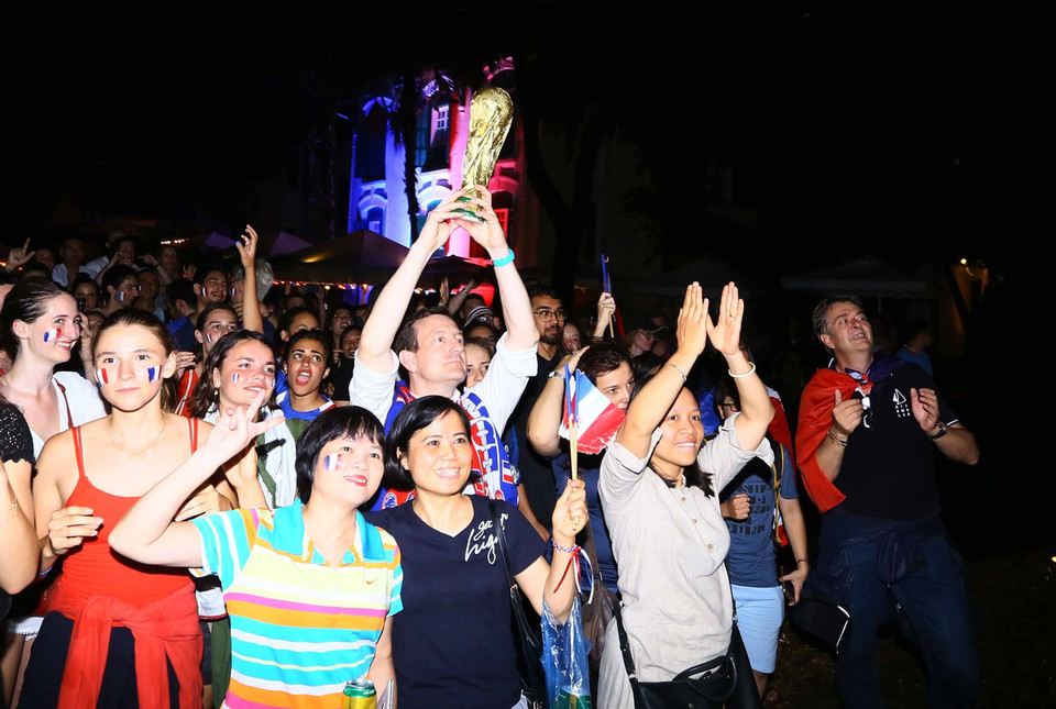 法国驻越南大使馆工作人员和在越法侨在法国驻越南大使馆总部观看法国和克罗地亚的决赛。（图片来源：越通社）