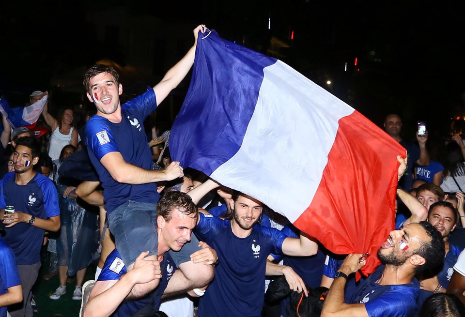 法国驻越南大使馆工作人员和在越法侨在法国驻越南大使馆总部观看法国和克罗地亚的决赛。（图片来源：越通社）