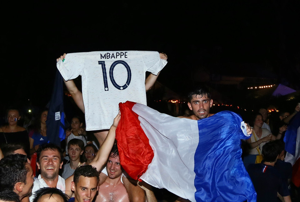 法国驻越南大使馆工作人员和在越法侨在法国驻越南大使馆总部观看法国和克罗地亚的决赛。（图片来源：越通社）