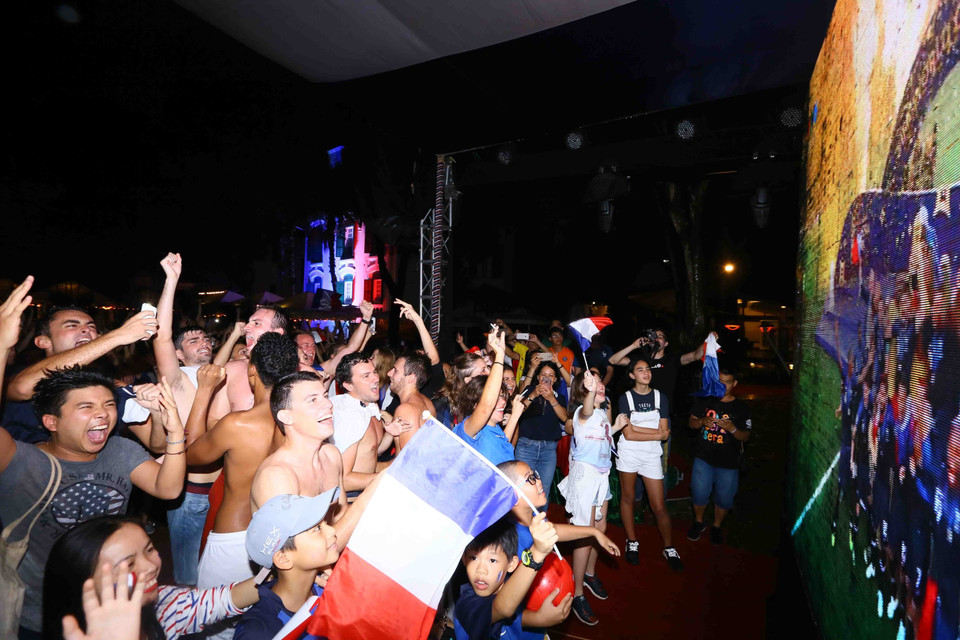 法国驻越南大使馆工作人员和在越法侨在法国驻越南大使馆总部观看法国和克罗地亚的决赛。（图片来源：越通社）