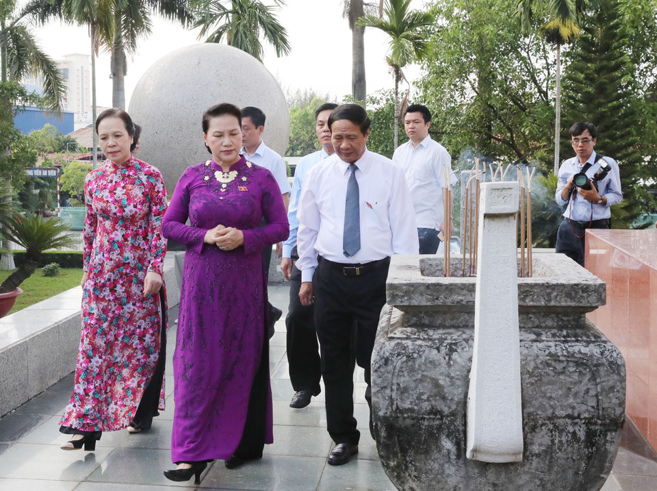 国会主席阮氏金银与海防市各厅局、行业代表。越通社记者 仲德 摄