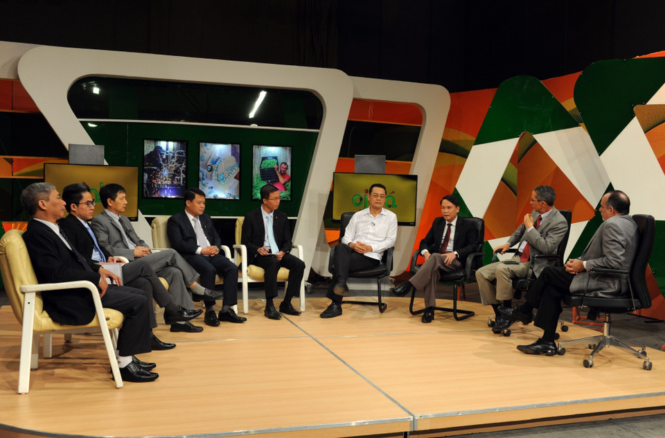 越共中央委员、越通社社长阮德利接受多米尼加第四电视频道《假如》（Ojalá）电视节目的采访。越通社记者 黎河 摄