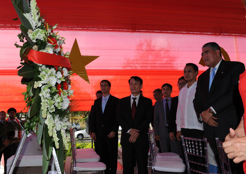 越共中央委员、越通社社长阮德利一行在胡志明主席塑像献上花圈。越通社记者 黎河 摄