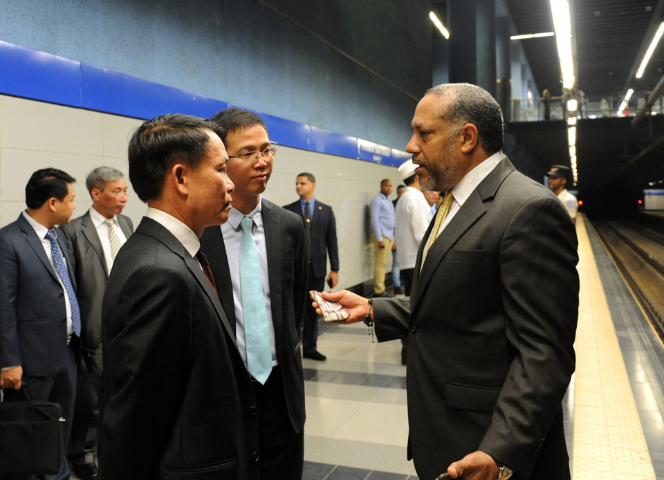 越共中央委员、越通社社长阮德利参观多米尼加首都圣多明哥的新地铁。越通社记者 黎河 摄