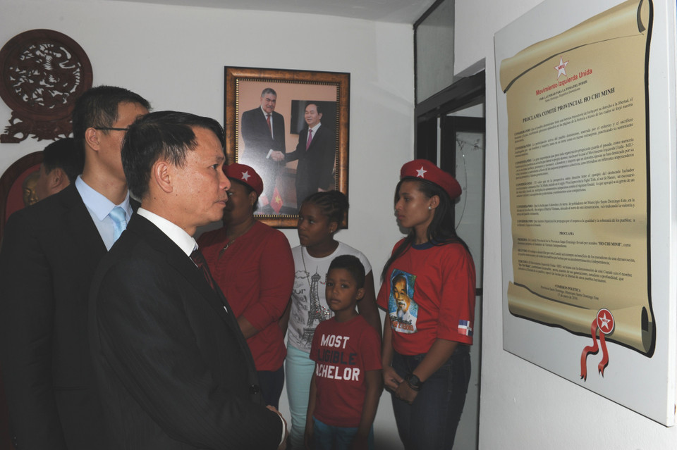 越共中央委员、越通社社长阮德利参观多米尼加左派团结运动党名称为胡志明的党部基地。越通社记者 黎河 摄