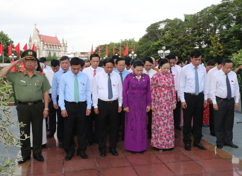 国会主席阮氏金银与海防市各厅局、行业代表缅怀各位英雄烈士。越通社记者 仲德 摄