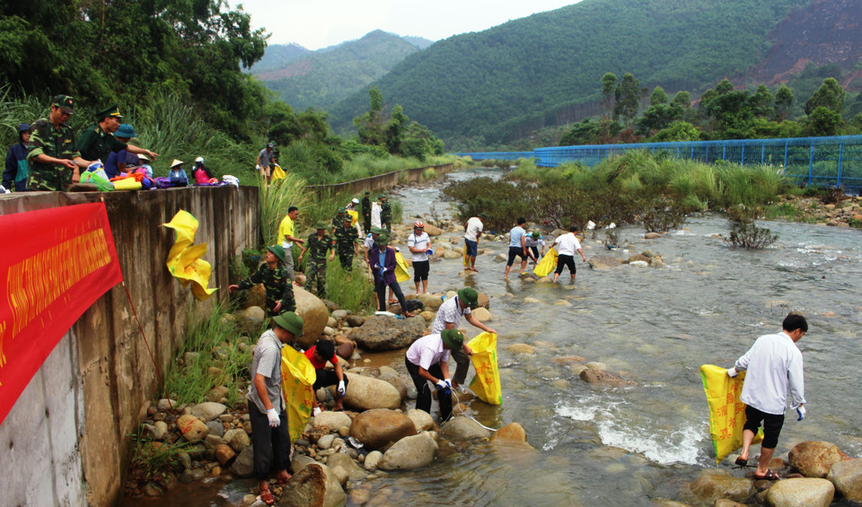 该活动是平辽县横模、同文两乡和防城港市防城区峒中镇政府和军民提出的倡议，其有助于维护两国口岸地区环境清洁美观，为两国边民贸易往来创造便利。 越通社记者 文德 摄