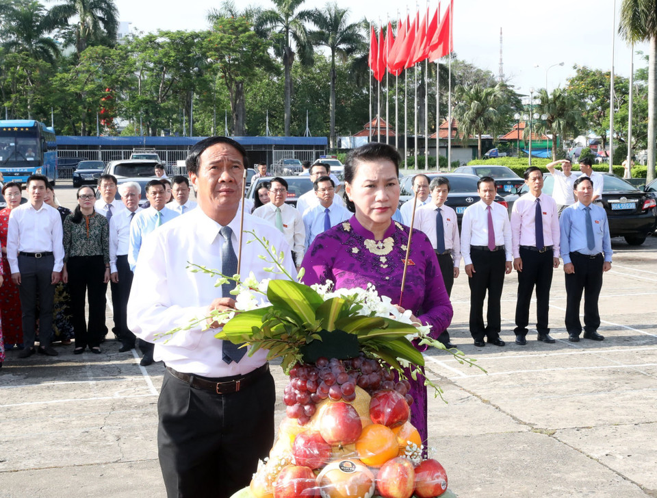 国会主席阮氏金银向海防市英雄烈士上香。越通社记者 仲德 摄