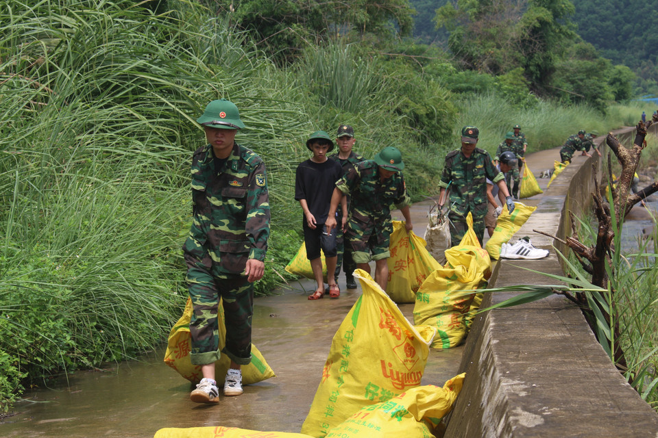 这是越南横模、同文两乡和中国峒中镇之间以及横模口岸边防哨所和峒中镇边境检查站之间合作机制中每个月举行一次的活动，旨在加深两国边民团结以及加强边境安全保护工作。越通社记者 文德 摄