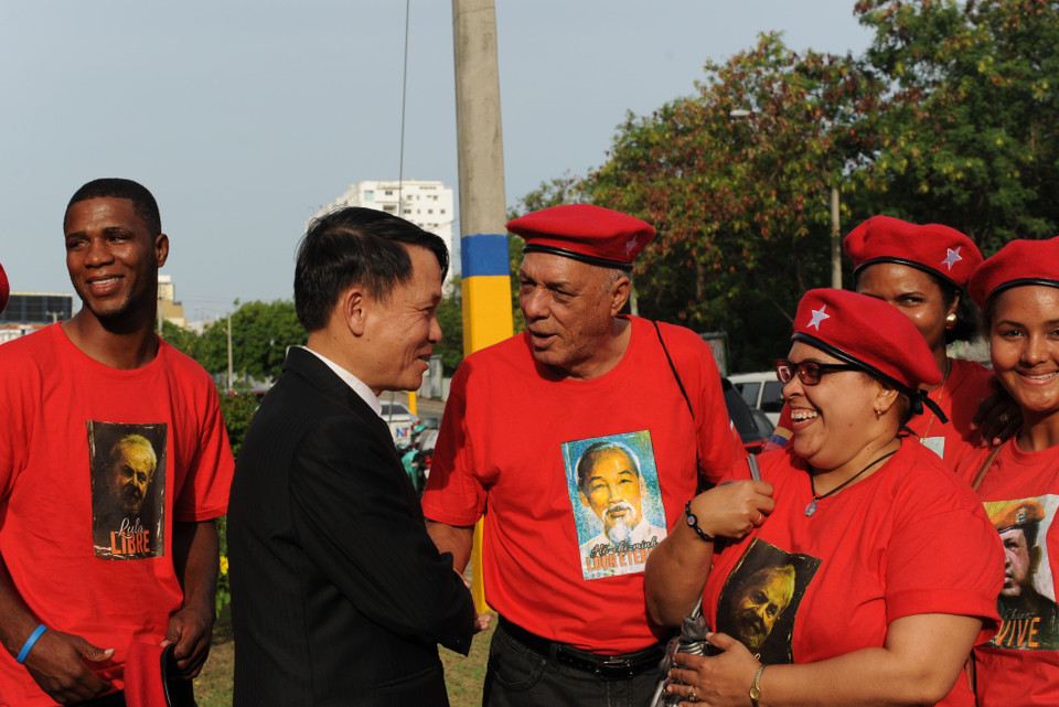 越共中央委员、越通社社长阮德利与参加推崇胡志明主席活动的多米尼加人民。越通社记者 黎河 摄