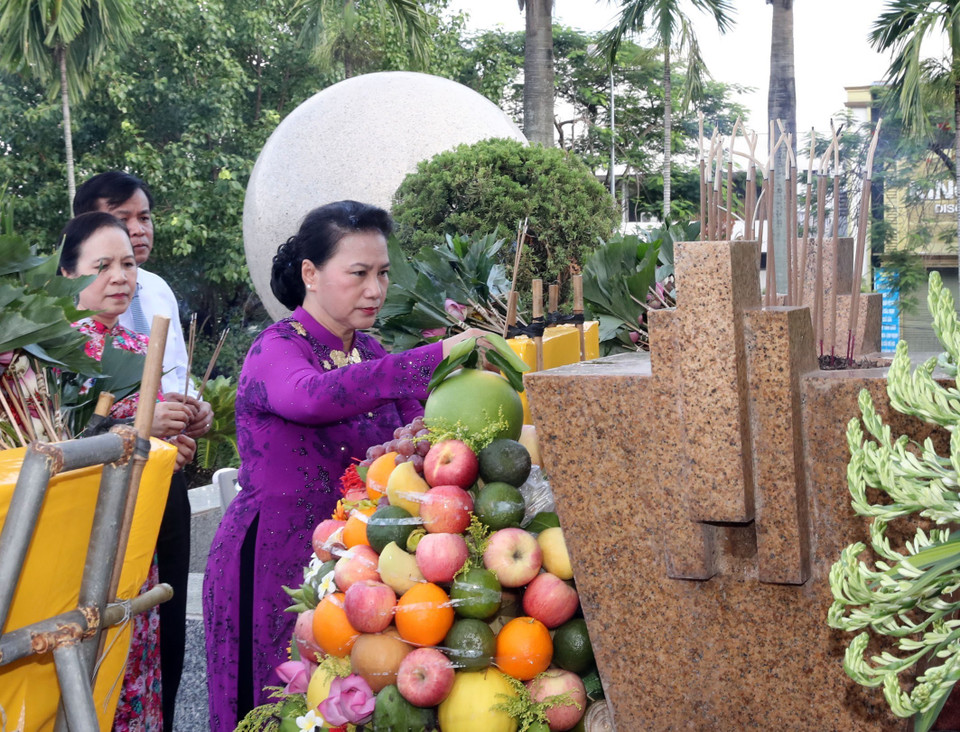 国会主席阮氏金银向海防市英雄烈士上香。越通社记者 仲德 摄