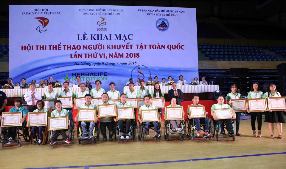 组委会向运动员和教练颁发奖状。越通社记者 陈黎林 摄