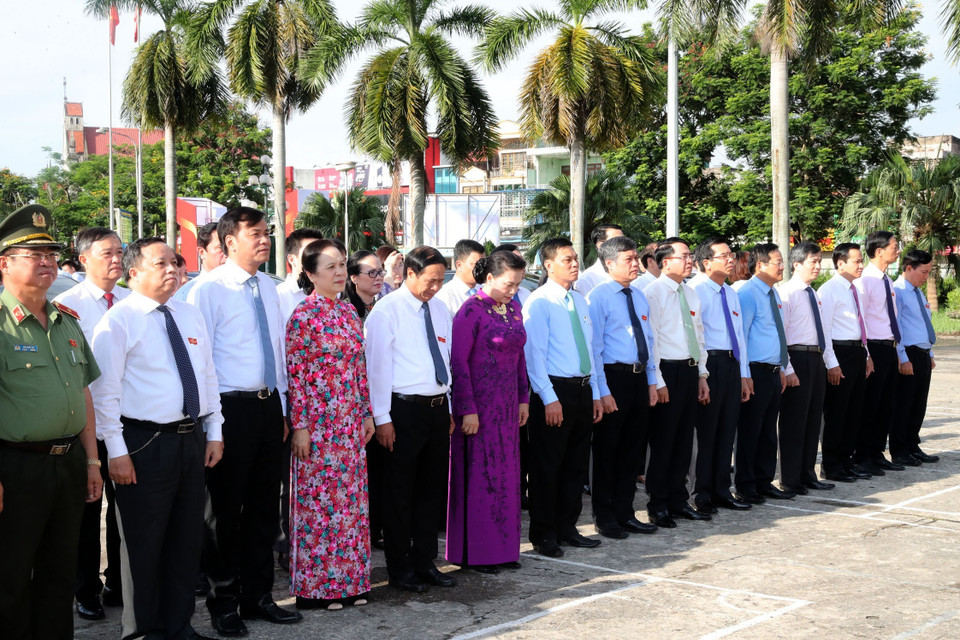 国会主席阮氏金银与海防市各厅局、行业代表缅怀各位英雄烈士。越通社记者 仲德 摄
