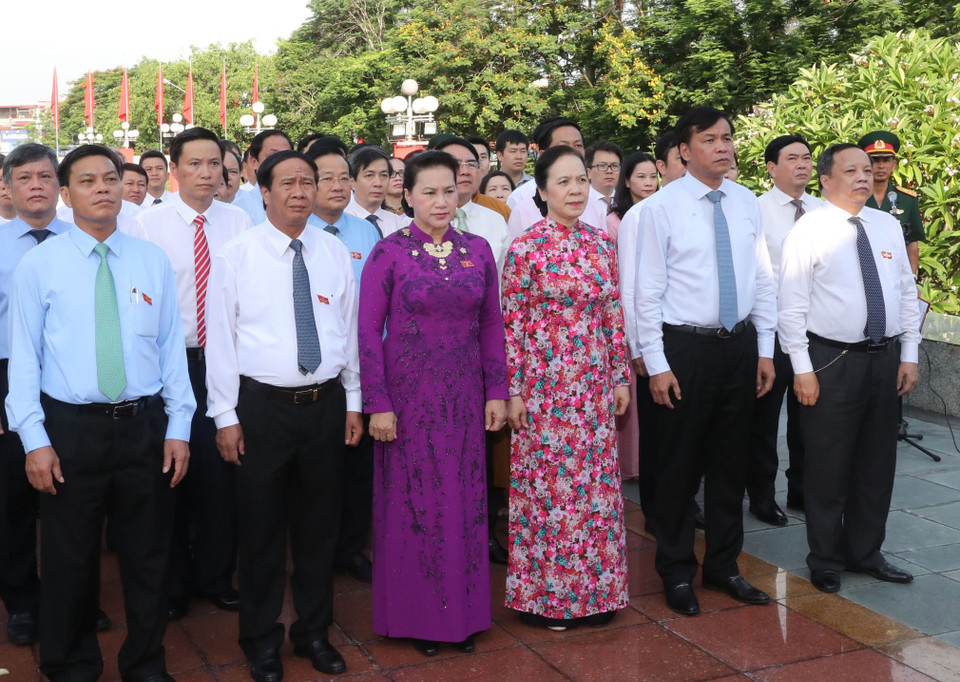 国会主席阮氏金银与海防市各厅局、行业代表缅怀各位英雄烈士。越通社记者 仲德 摄