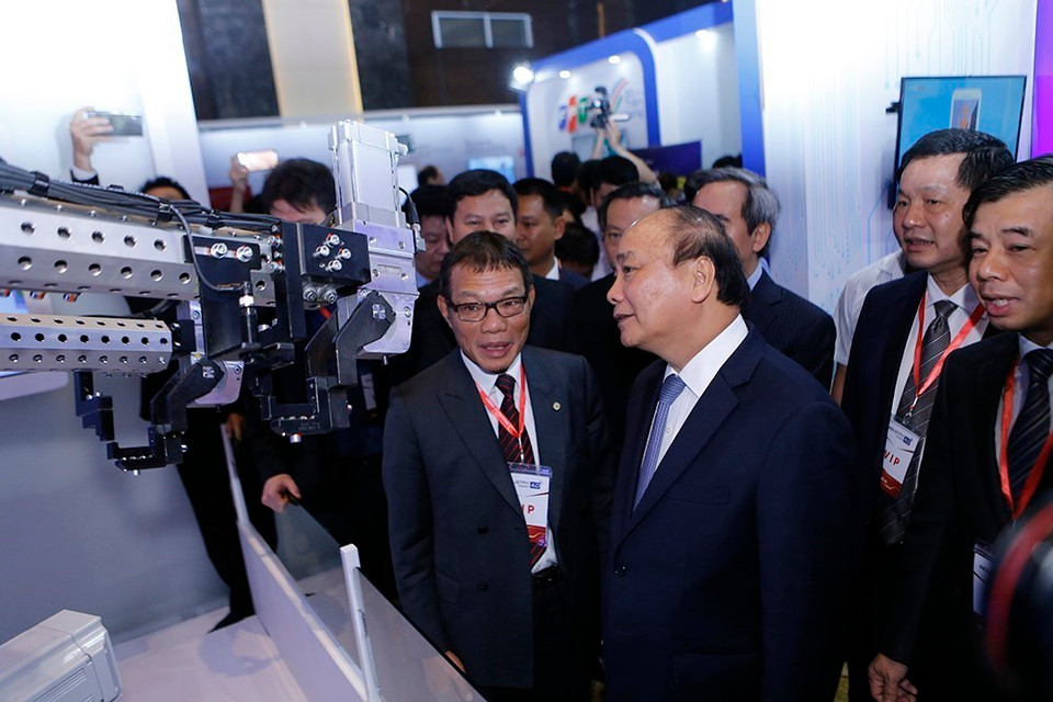 越南政府总理阮春福出席2018年智能工业国际展会。越通社记者 杨江 摄