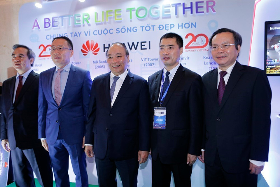 阮春福（中）与与会代表合影。越通社记者 杨江 摄