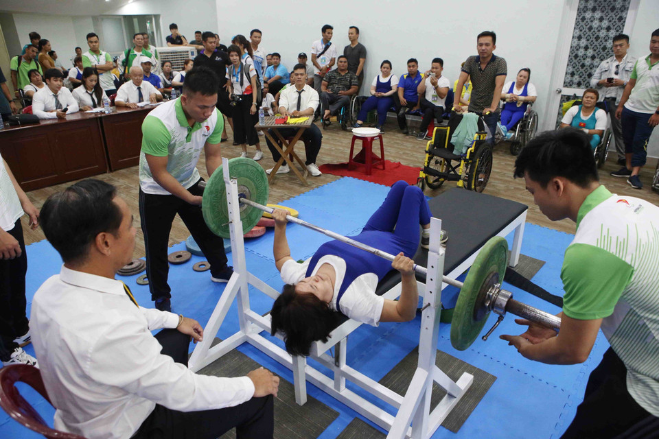 运动员们在举重赛项角逐。越通社记者 陈黎林 摄