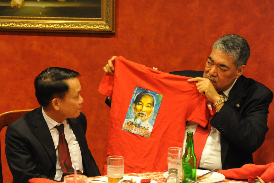 多米尼加左派团结运动党秘书长兼融入政策部长米格尔·梅希亚向阮德利赠送印有胡志明主席形象的T恤 。越通社记者 黎河 摄