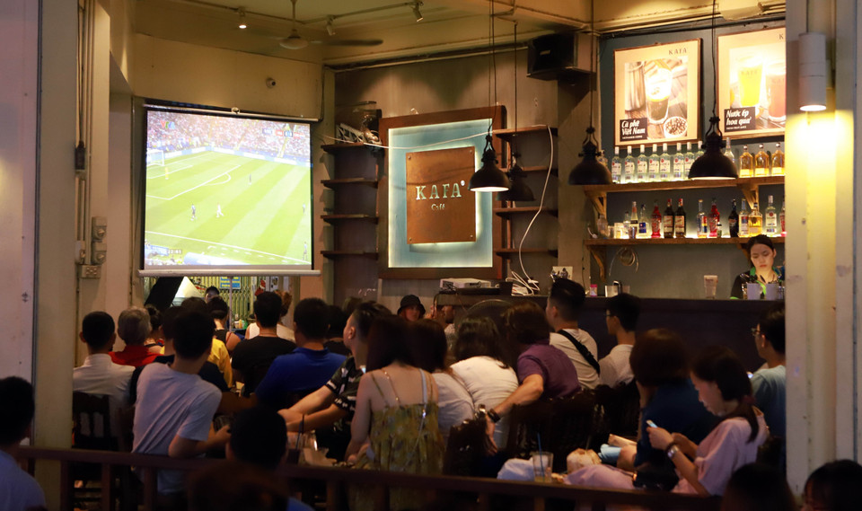 河内球迷相聚共同观看2018年俄罗斯世界杯。（图片来源：越通社）