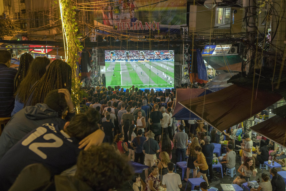 河内球迷相聚共同观看2018年俄罗斯世界杯。（图片来源：越通社）