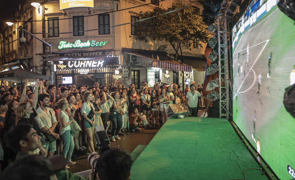 河内球迷相聚共同观看2018年俄罗斯世界杯。（图片来源：越通社）