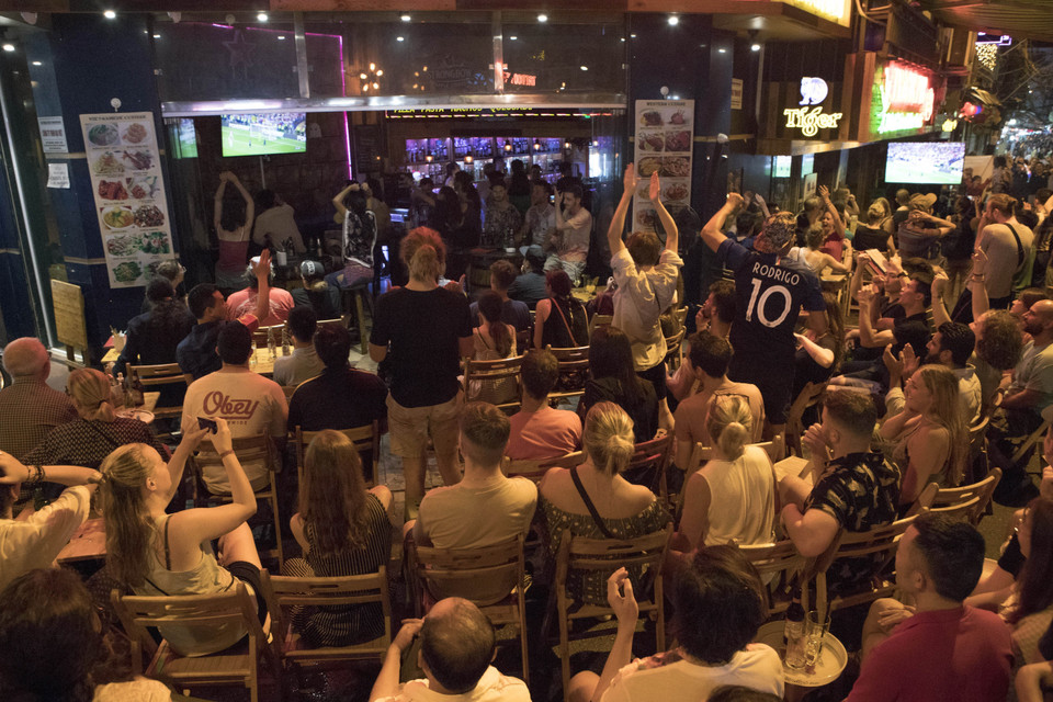河内球迷相聚共同观看2018年俄罗斯世界杯。（图片来源：越通社）
