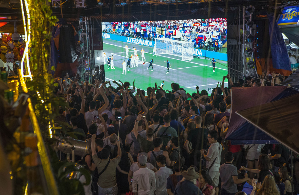 河内球迷相聚共同观看2018年俄罗斯世界杯。（图片来源：越通社）