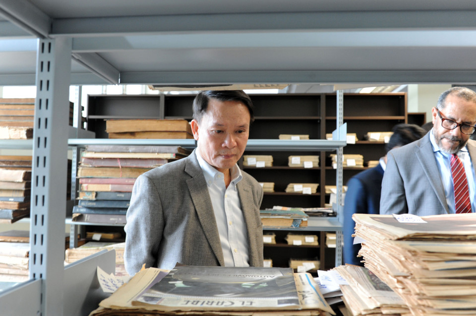 越共中央委员、越通社社长阮德利一行参观多米尼加国家图书馆。越通社记者 黎河 摄