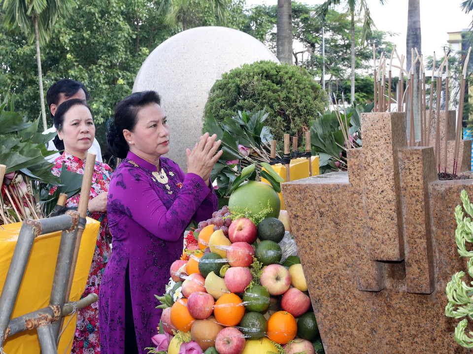 国会主席阮氏金银向海防市英雄烈士上香。越通社记者 仲德 摄