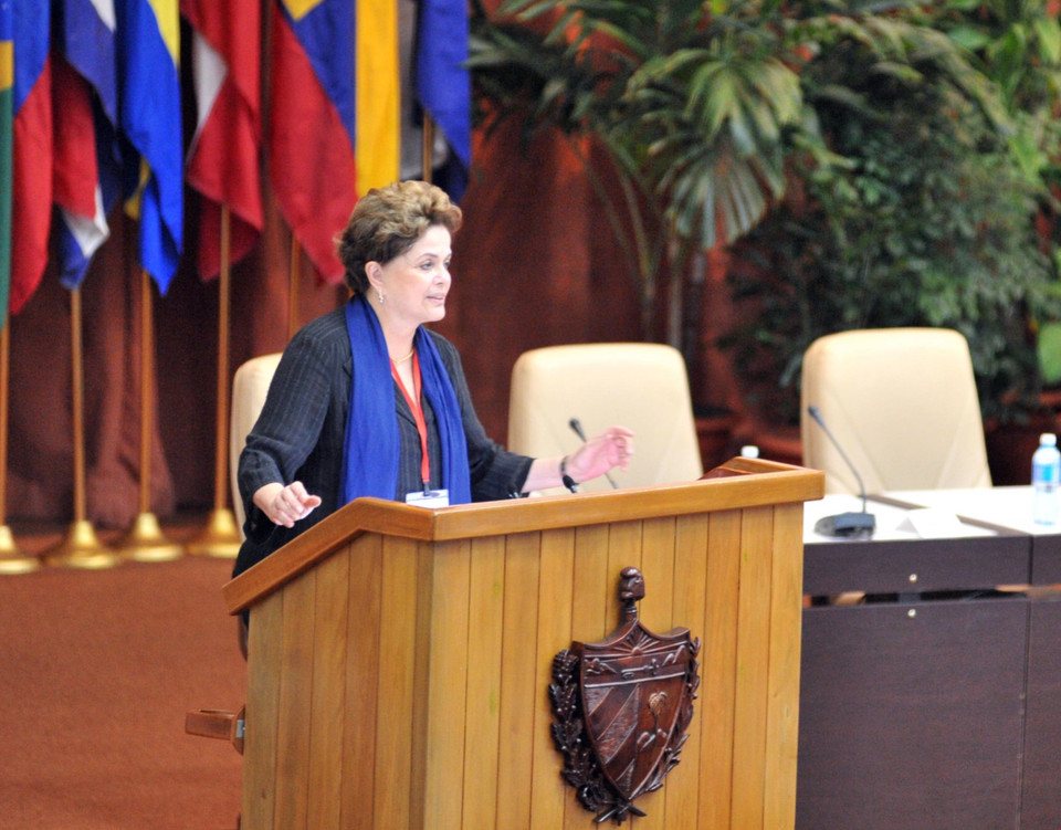 前巴西总统迪尔玛罗塞夫(Dilma Rousseff)在第24次圣保罗论坛全体会议上发表讲话。越通社记者 黎河 摄