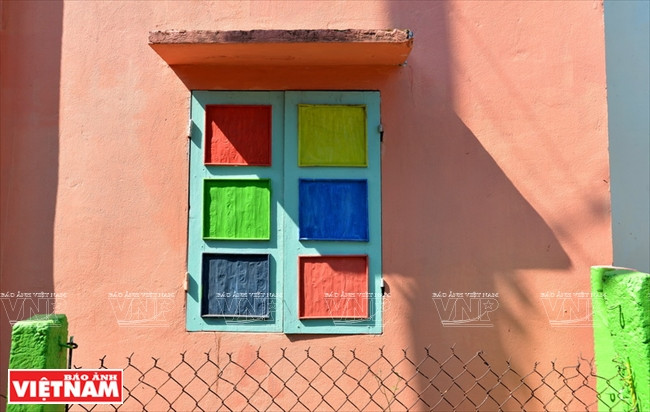 壁画为窗户增添美丽。越通社记者 清和 摄
