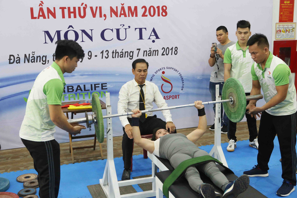 运动员们在举重赛项角逐。越通社记者 陈黎林 摄